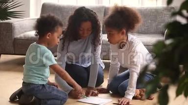 有爱心的非洲妈妈用彩色铅笔画孩子